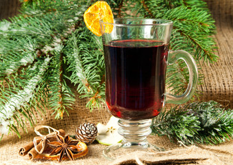 Glühwein mit Orange, Zimt und Sternanis