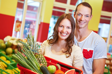 Lachendes Paar im Supermarkt