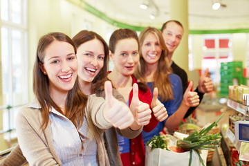 Obraz premium Kunden im Supermarkt halten Daumen hoch