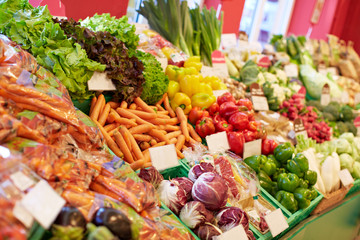 Gemüse-Vielfalt im Bio-Supermarkt