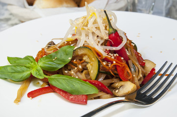 Итальянские спагетти с овощами под сыром