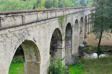 Fototapeta na wymiar Akwedukt most 1700 w prowincji Cuneo