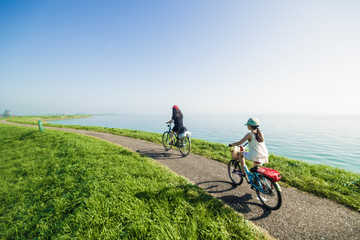 Fototapeta na wymiar Dzieci jazdy rowerami na letni dzień