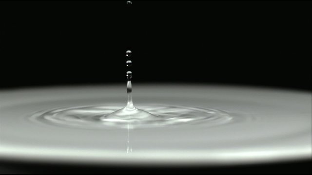 Wassertropfen in Zeitlupe.