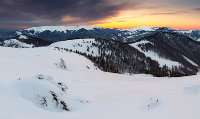 Fototapeta na wymiar Zimowy zachód słońca w górach z chmury - Słowacja
