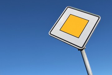 Deutsches Verkehrszeichen: Vorfahrtstraße