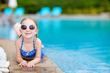 Obraz na płótnie Canvas Little girl at swimming pool