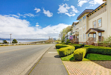 Fototapeta premium Apartment building with road and water view.
