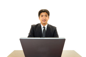 パソコンで仕事中の笑顔のビジネスマン