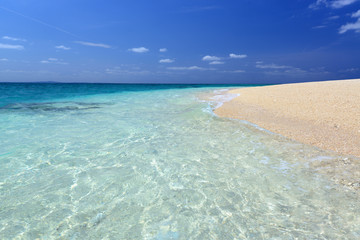 南国沖縄の綺麗な珊瑚の海と夏空