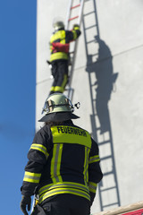 Fototapeta premium Rettung einer Person durch Feuerwehrleute