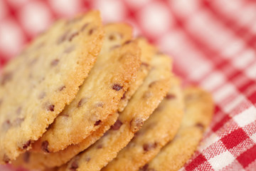 Chocolate Chip Cookies auf karierter Decke