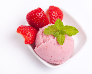 Eine Kugel Erdbeereis