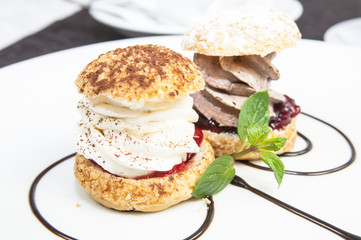 Пирожные с шоколадным и сливочным кремом