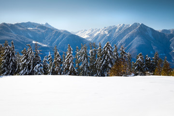 Fototapeta na wymiar Alpine valley - śnieżny krajobraz