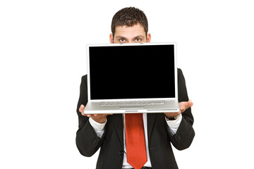 Junger Geschäftsmann hält Notebook