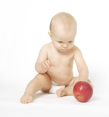 niemowle i jabłko - obrazy, fototapety, plakaty