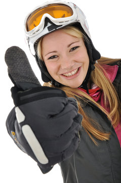 Junge Frau im Skianzug "Daumen rauf"