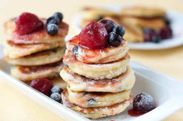 Delicious homemade cheese pancakes with berries © Titarenko