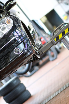 Reifenwechsel in Autowerkstatt - automotive service