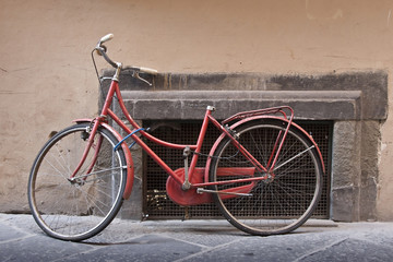 Fototapeta na wymiar Old red bike