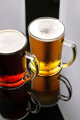 Boccali di birra rossa e birra bionda