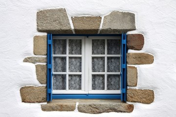 ancienne fenêtre de maison bretonne