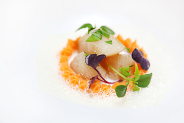 Sea scallops with crayfish bisk and salad