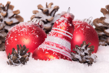 Weihnachtskugeln rot Schnee Tannenzapfen - 46307546