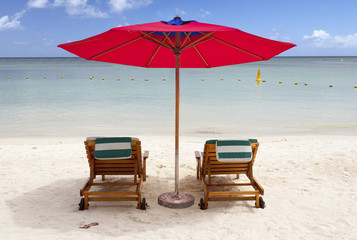 parasol rouge sur plage mauricienne