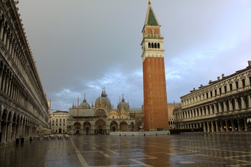 Le Campanile et la basilique Saint-Marc à Venise - Italie