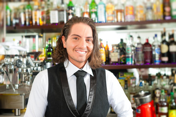 Barista oder Barkeeper hinter der Theke