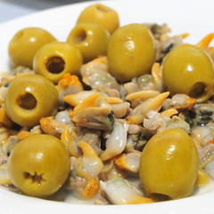 berberechos, spanish cockles, served as appetizer with olives