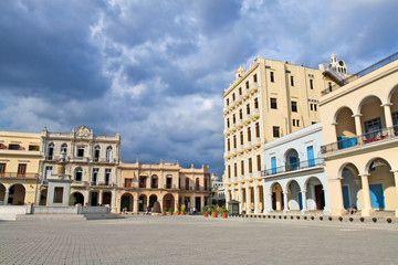 Fototapeta na wymiar Plaza Vieja z kolorowych tropikalnych budynków, Hawana, Kuba
