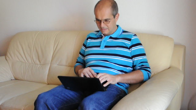 Mann mit Laptop