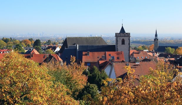 Blick auf Kronberg im Taunus im Herbst