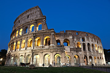 Naklejka premium Rzym, Koloseum o zmierzchu