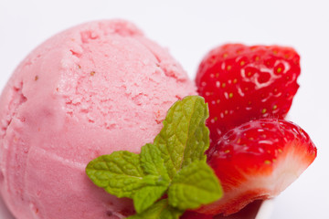 Frisches Erdbeereis mit Erdbeeren