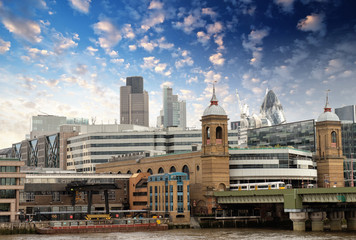 Fototapeta na wymiar City of London z chmury, centrum finansowym i Canary Wharf w