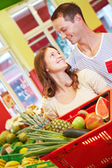 Paar mit Obst im Supermarkt