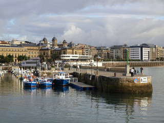Fototapeta na wymiar stary port w San Sebastian