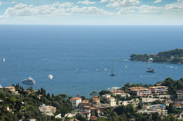 Fototapeta na wymiar Zobacz Monako i jachty w zatoce wielu