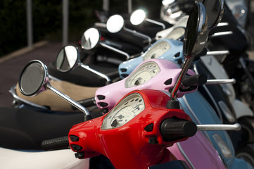 Obraz premium A line of mopeds/scooters