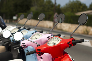 Eine Reihe von Mopeds/Rollern