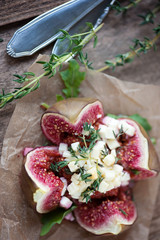 frische feigen mit schafskäse und kräutern