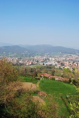 Fototapeta na wymiar Krajobraz miasta i wzgórza Bergamo, Włochy