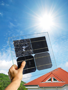 Solarzellen - Veschiedene Arten vor Hausdach und Landschaft