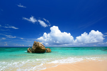 慶良間の美しいビーチと夏空