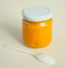 petit pot de bébé,purée de carotte