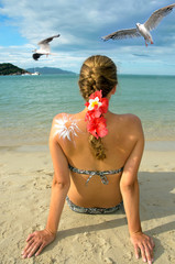 Junge Frau entspannt am Strand: Sonne, Möwen, Meer
